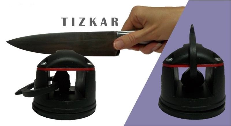 تیز کردن چاقو می‌تواند کار خطرناکی باشد اما با استفاده از چاقو تیزکن مدل HL 146 برند «Tizkar» (تیزکار) که با داشتن اهرم ایمنی بیشتری نسبت به سایر محصولات دارد می‌توان بدون نگرانی بارها و بارها انجامش داد. این چاقو تیزکن با ابعاد و وزن کم کاربرد مفید دارد. برای استفاده از این چاقو تیزکن باید آن را روی سصح صافی مانند سرامیک، سنگ، شیشه و ... قرار داد با یک دست نگه داشته و با دست دیگر اهرم را به یک سمت خواباند. با خواباندن اهرم، چاقو تیزکن به دلیل داشتن پدی که در کف محصول وجود دارد کاملا به سطح می‌چسبد. سپس تیغه‌ی چاقو را در دهانه‌ی بالای چاقو تیزکن قرار داده و 2 تا 3 بار به سمت بدن بکشید تا چاقو تیز شود. پس از تیز شدن چاقو، با آزاد کردن اهرم چاقو آزاد خواهد شد .