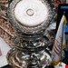   ست پذیرایی مسی زیرساختش مس هست که ابکاری کروم شده به رنگ سیلور در اومده وزن کلی کار 2کیلو600گرم هست با مهر اصلی زنجان قطر دهانه محصولات به ترتیب میوه 28 سانتی شیرینی 25سانتیاجیل 22 سانتی شکلات 18 سانتی  